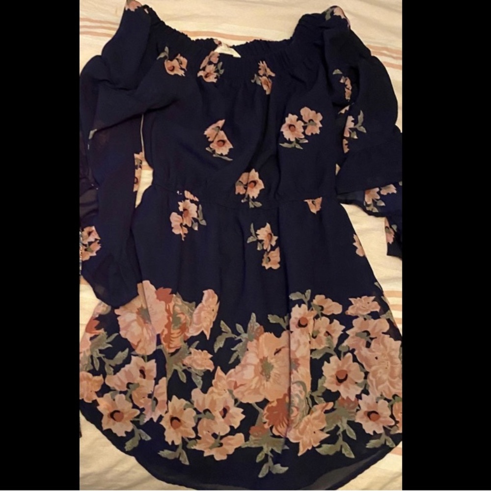 Adorable off or on the shoulder floral longsleeve S boutique dress.